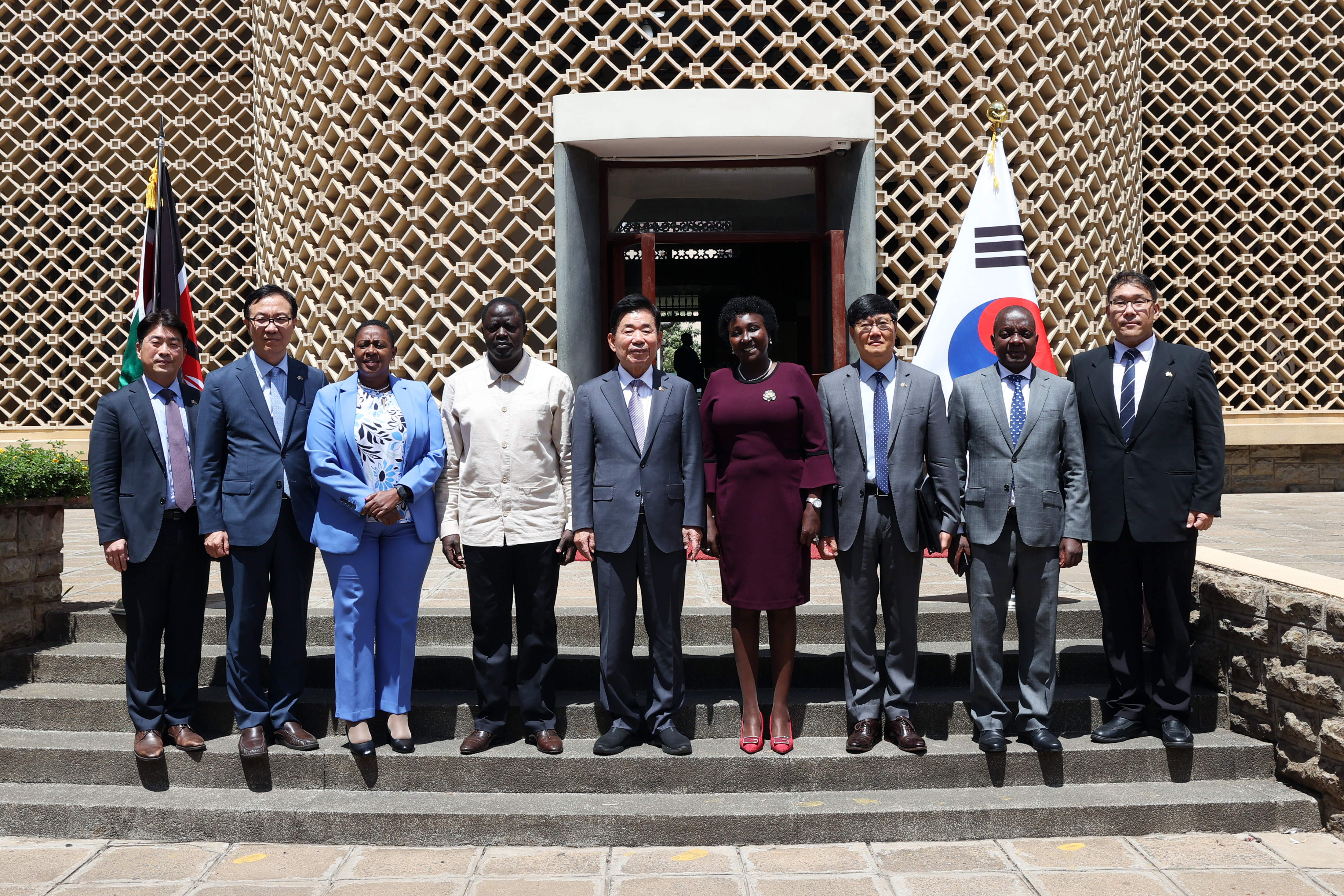 Speaker Kim Jin-pyo meets with leaders of African countries and has working luncheon with Deputy Speaker of the Kenyan House of Representatives 관련사진 5 보기